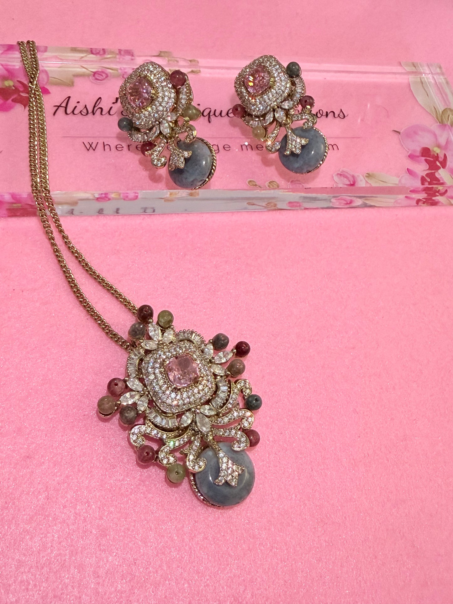 Royal design starlet pendant