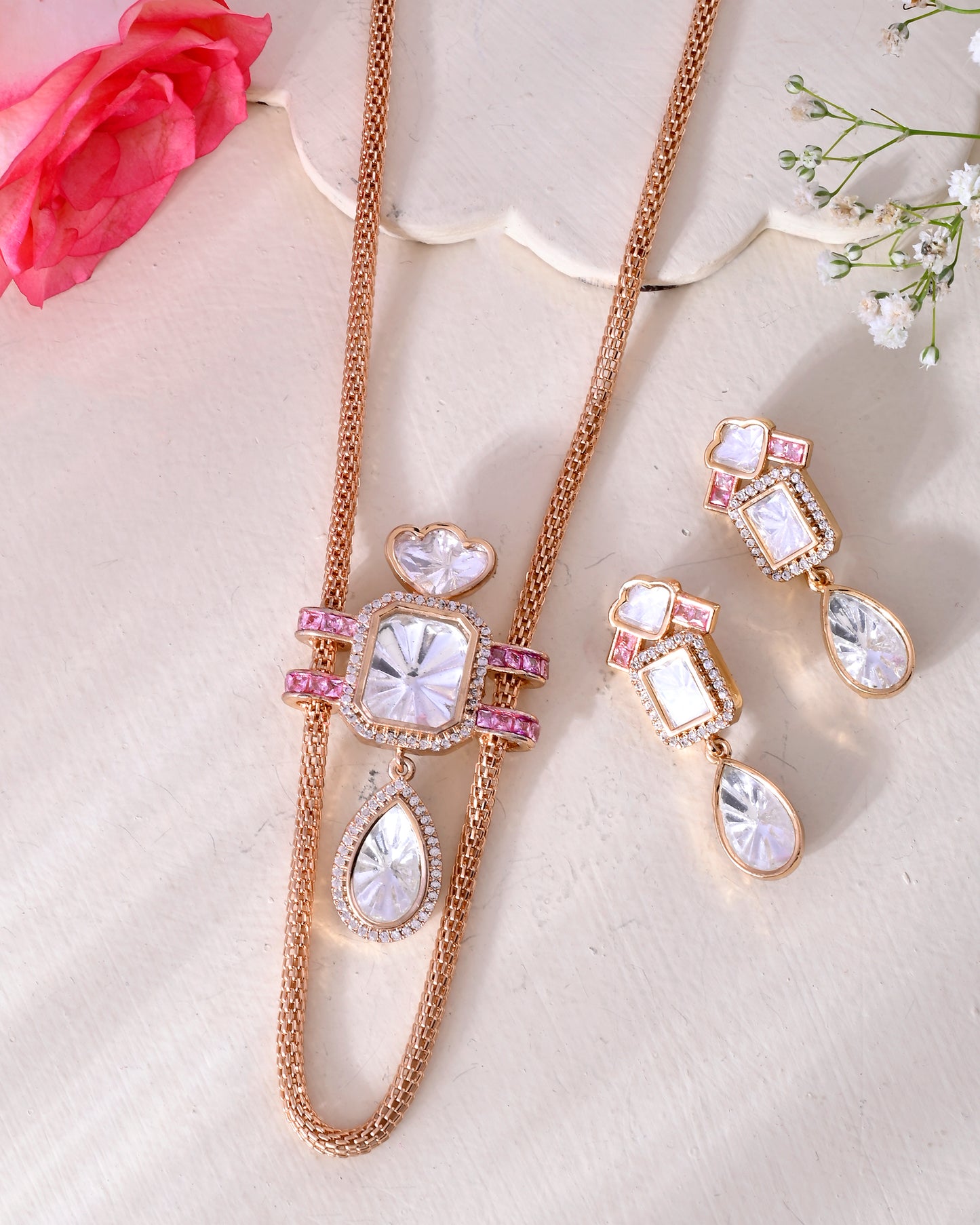 Gold necklace w/ beautiful pendant necklace set