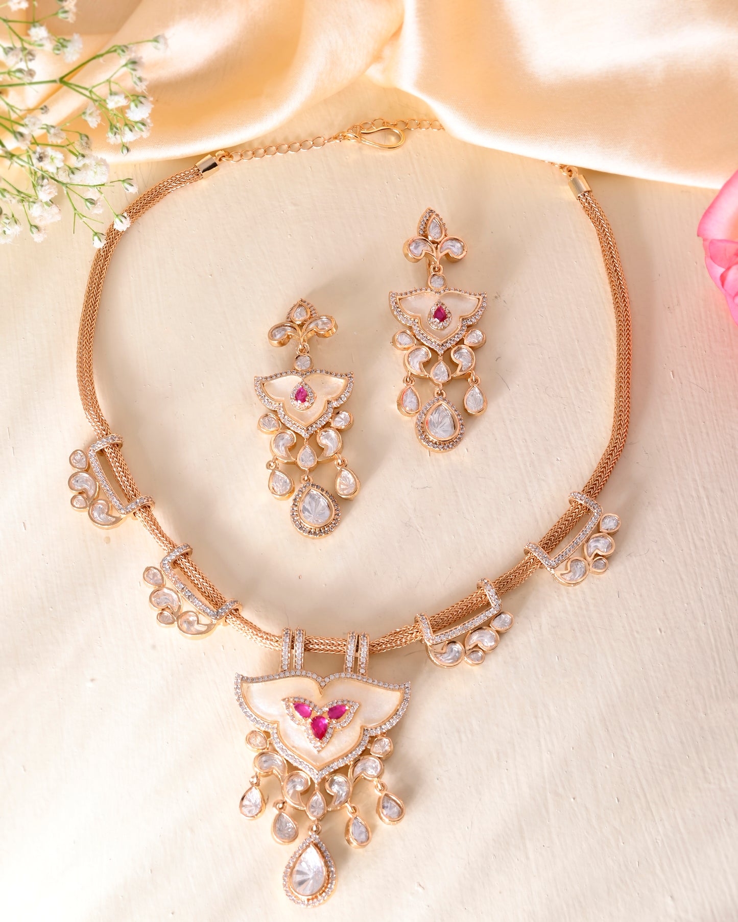 Feature royalty necklace